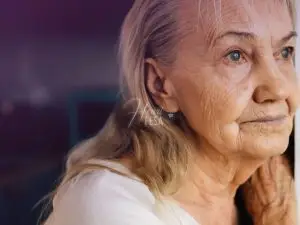 Como a solidão pode afetar a saúde física e mental dos idosos