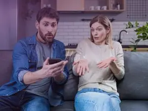 Existem aplicativos ou serviços que podem ajudar a descobrir a traição