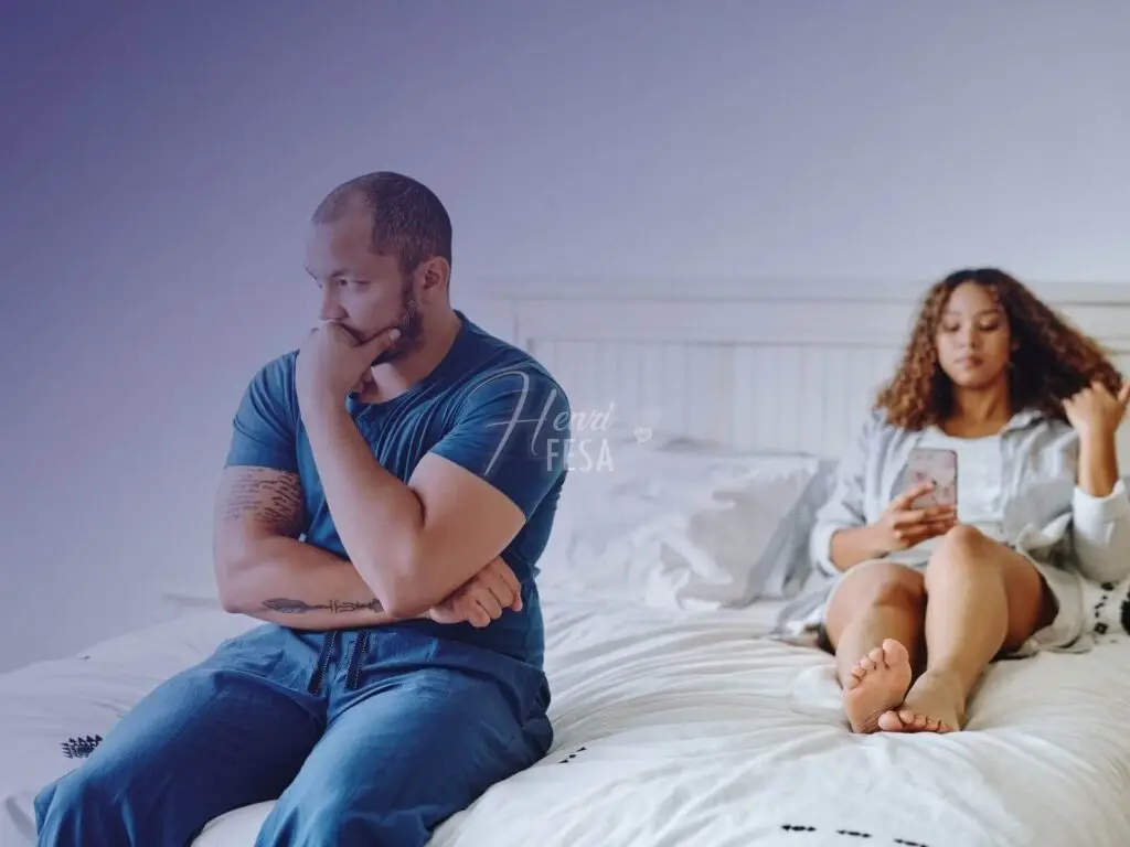 Demonstrar arrependimento e interesse para fazer ela reconsiderar e voltar