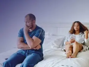 Demonstrar arrependimento e interesse para fazer ela reconsiderar e voltar