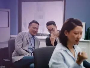 Marido que fala mal da esposa pelas costas