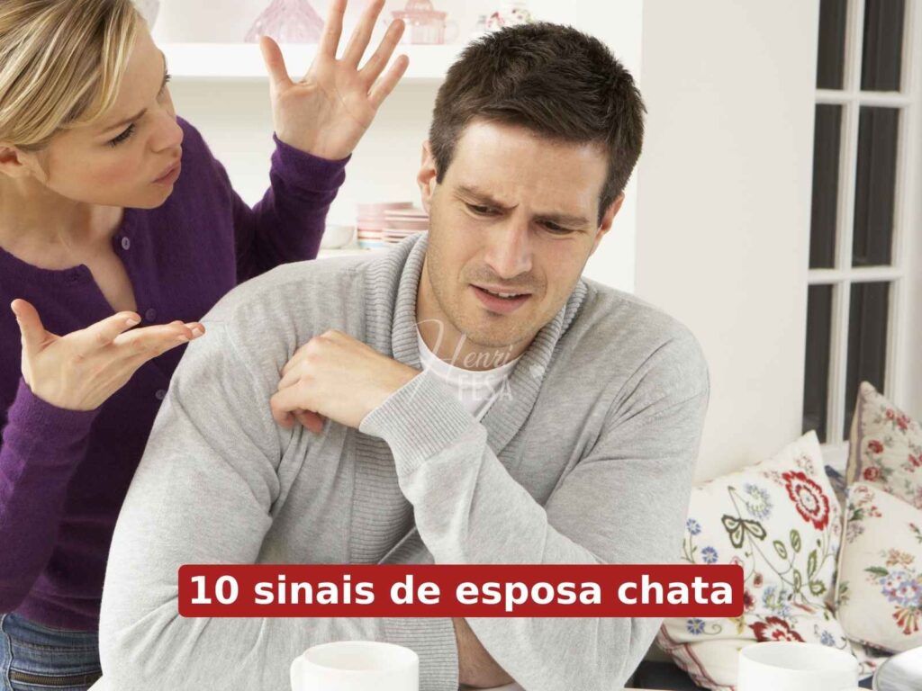 Meu marido me chama de chata, isso é normal? Mulher gritando com homem, gesticulando com as mãos erguidas e o homem se retraindo enquanto houve calado!