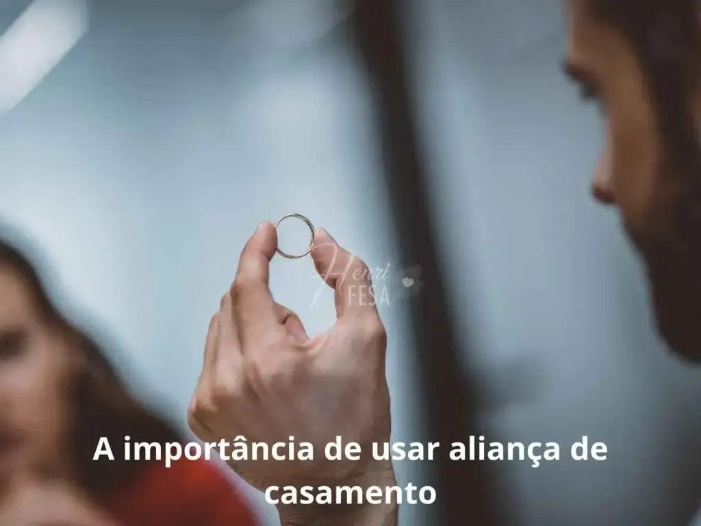 Homem segurando a aliança na altura do rosto enquanto conversa de forma enfática com sua esposa sobre a importância de usar aliança de casamento!