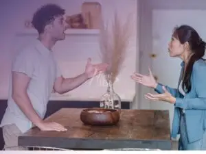 Casal discutindo na cozinha de casa por não saber como lidar com as diferenças no casamento!