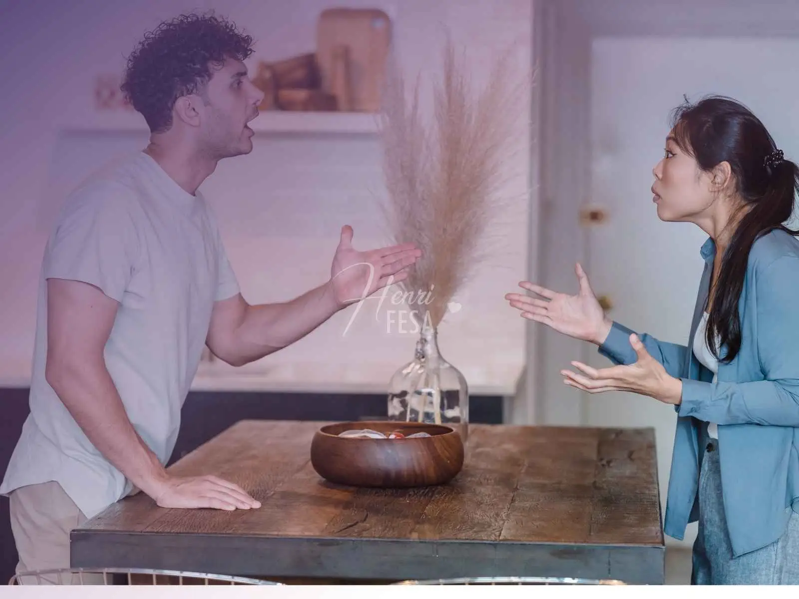 Casal discutindo na cozinha de casa por não saber como lidar com as diferenças no casamento!