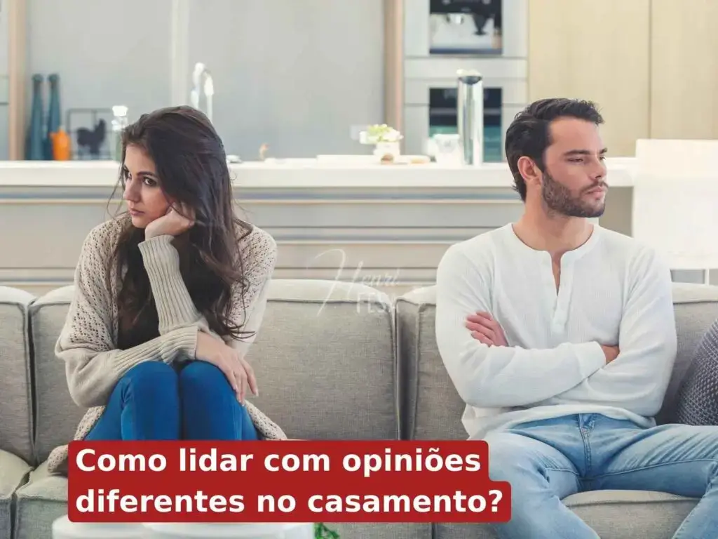 Como lidar com as diferenças no casamento? casal descontente sentados no sofá da sala de braços cruzados por não saber como lidar com opiniões diferentes no casamento!