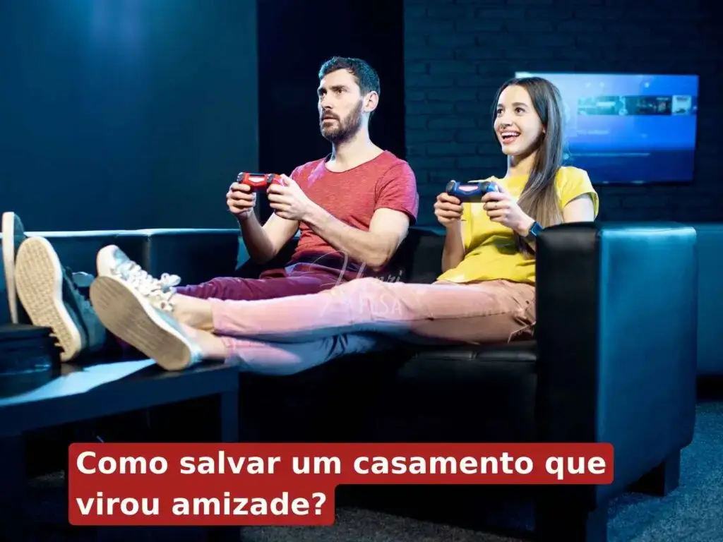 Homem e mulher sentados em um sofá com apoio para as pernas, ambos jogando videogame! Na foto tem a seguinte descrição: Como salvar um casamento que virou amizade?