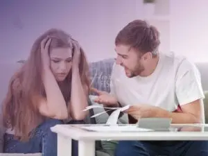 Casal sentando a mesa discutindo sobre contas!
