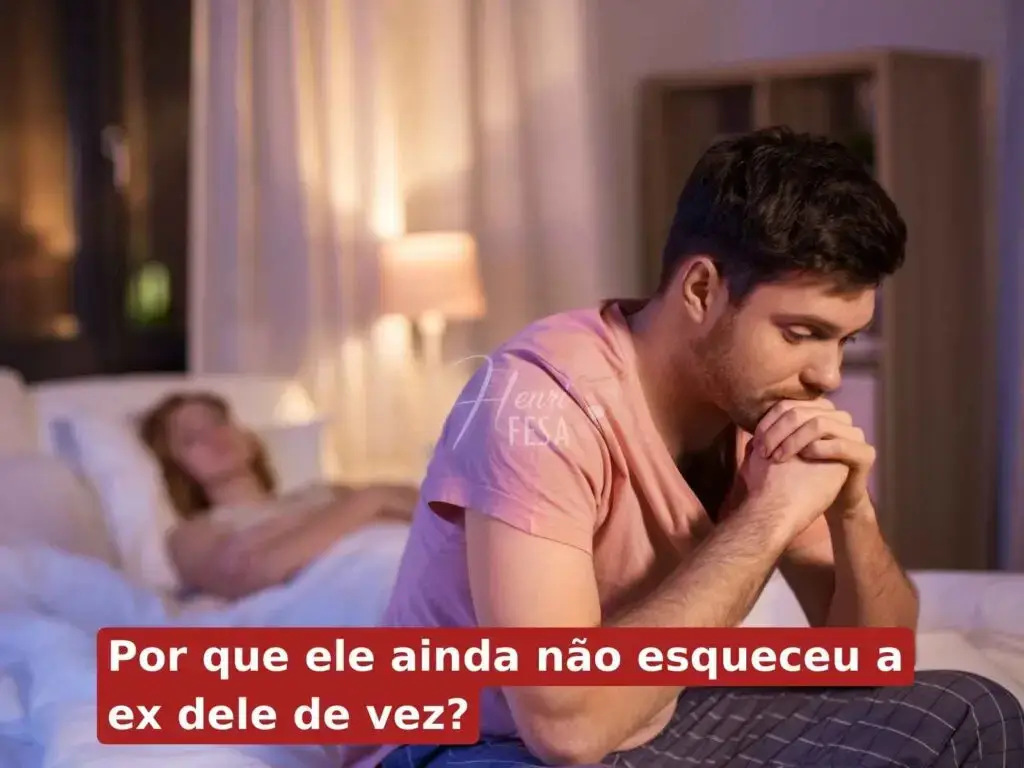 Como fazer ele esquecer a ex de vez? Mulher deitada com expressão de reflexão profunda olhando para o teto enquanto o homem está sentado aos pés da cama com as mãos cruzadas entre o queixo, olhando para o chão com expressão de reflexão profunda. Na imagem há a seguinte descrição: Por que ele ainda não esqueceu a ex dele de vez?