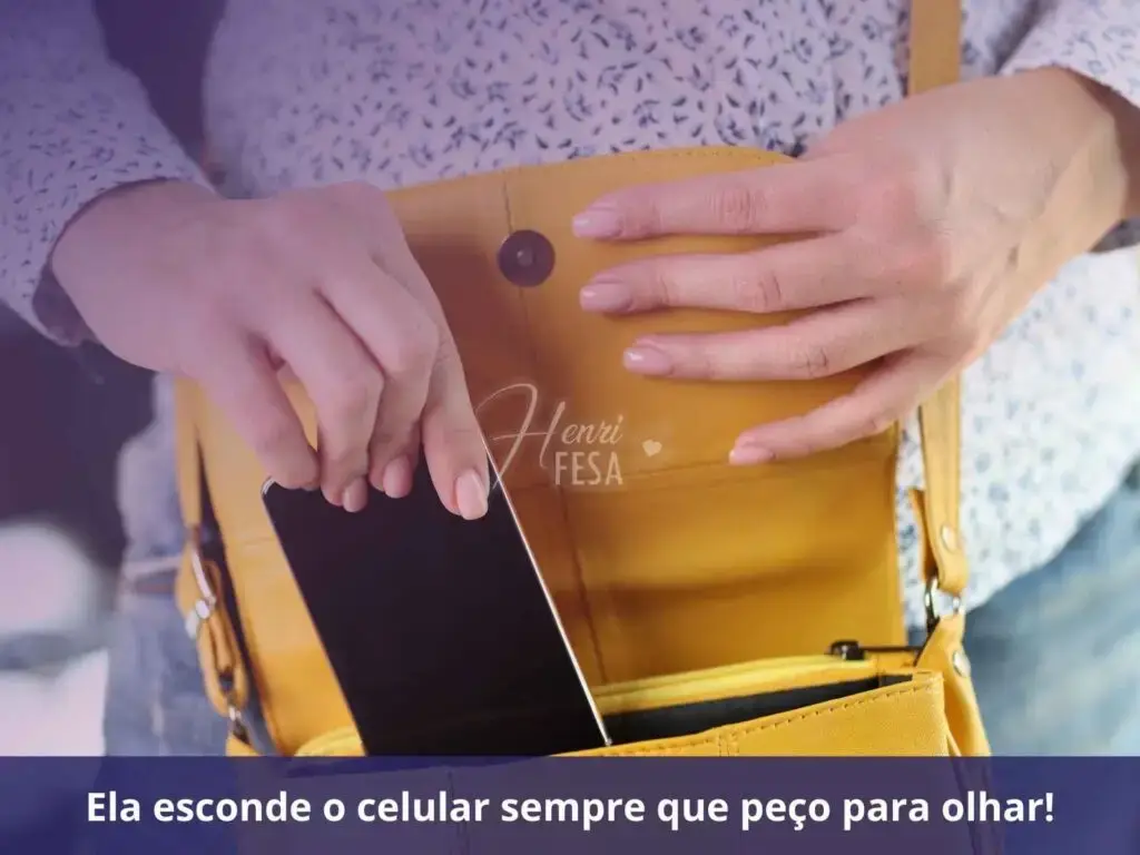 Mulher guardando o celular na bolsa!
