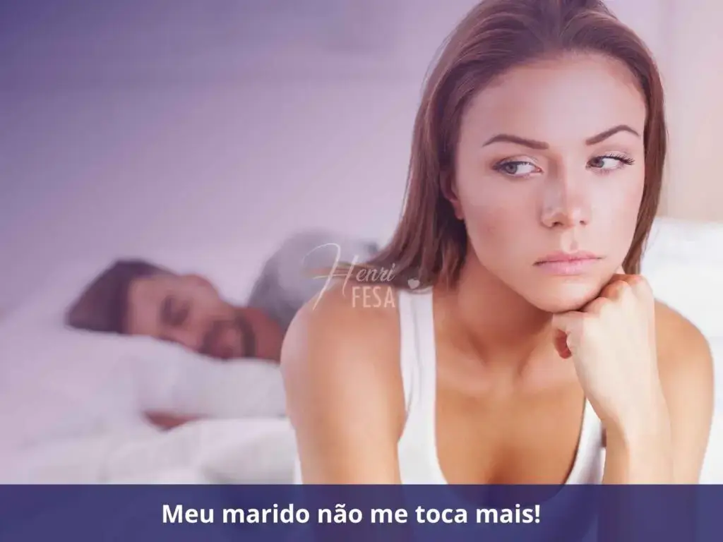 Homem deitado dormindo feliz enquanto mulher está sentada na cama com ar de preocupação com o descaso de seu amado!