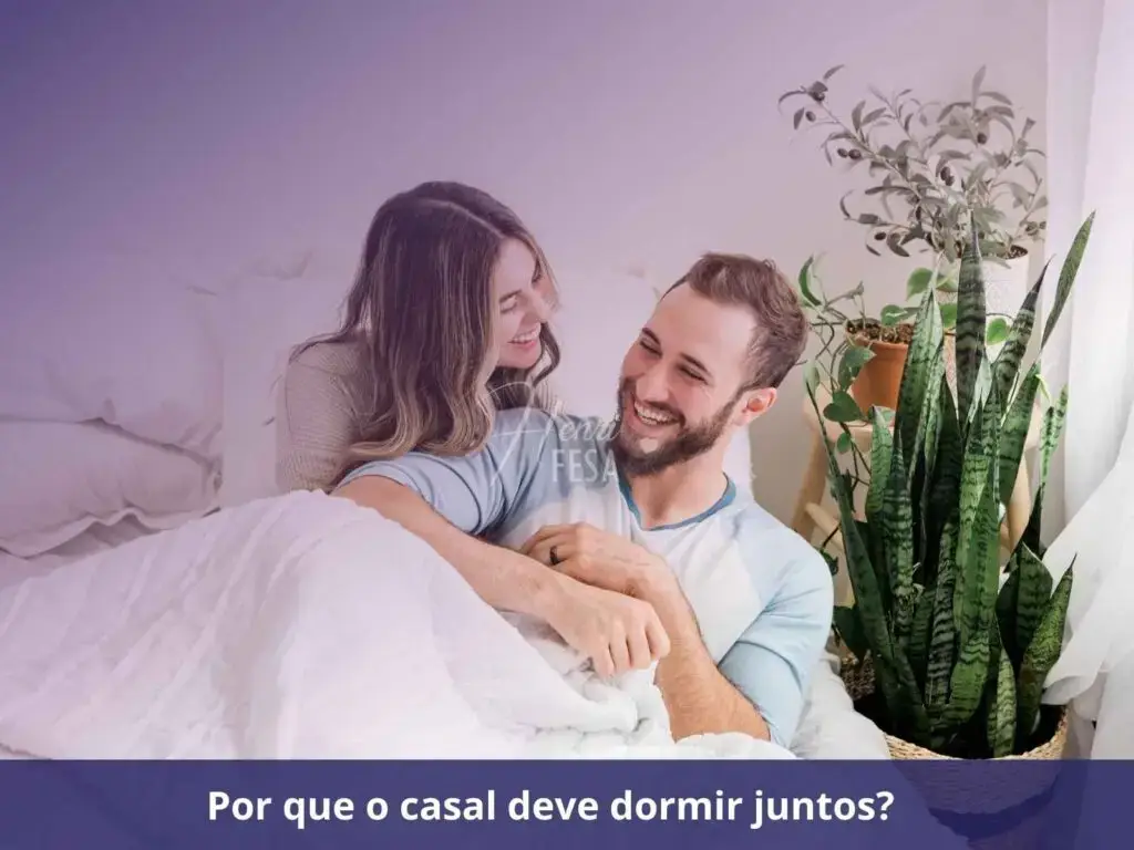 Minha esposa não quer mais dormir comigo, o que faço? Casal homem e mulher em extrema felicidades deitados juntos em uma cama enquanto brincam e conversam!