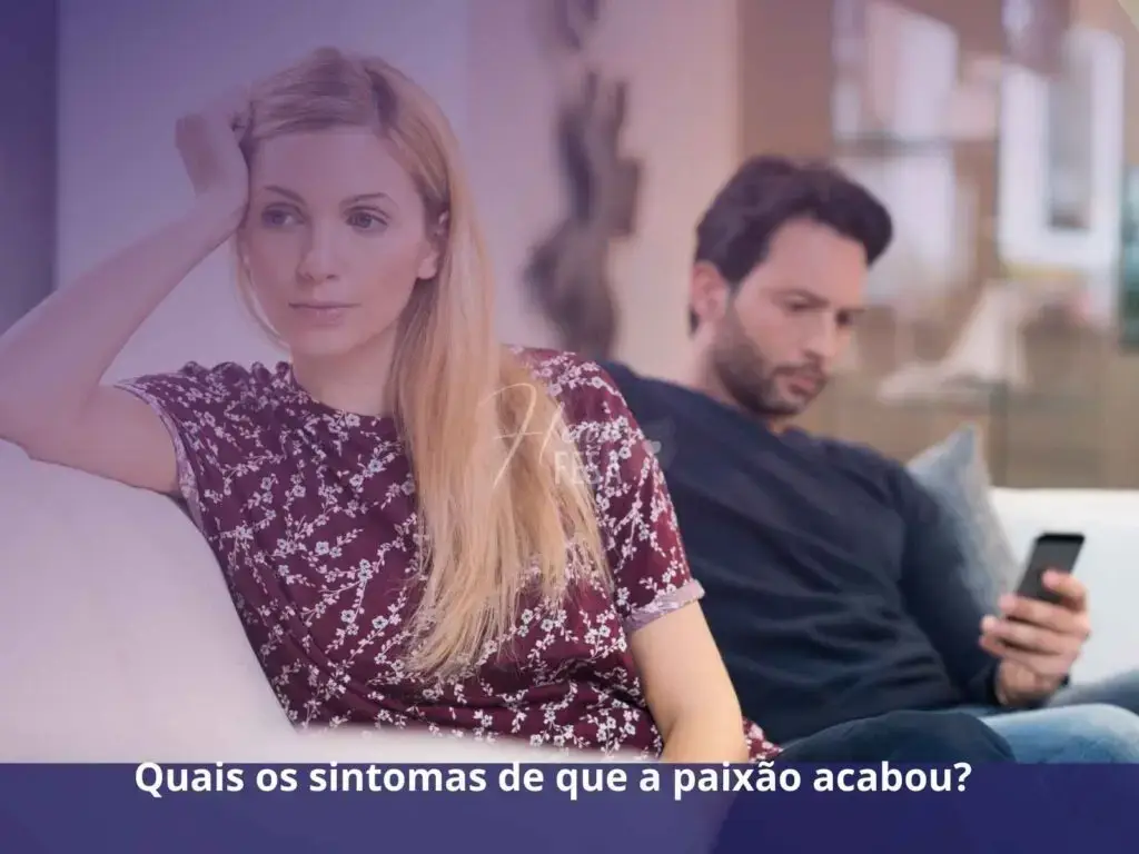 Homem sentado entretido ao smartphone e mulher desanimada por não ter sua atenção!