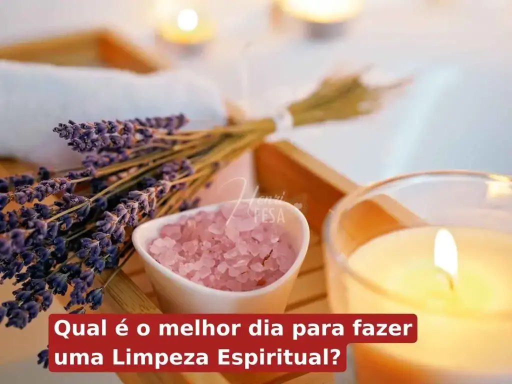 Limpeza Espiritual: tudo que precisa saber! Uma mesa com ervas, sal rosa e velas acesas.
