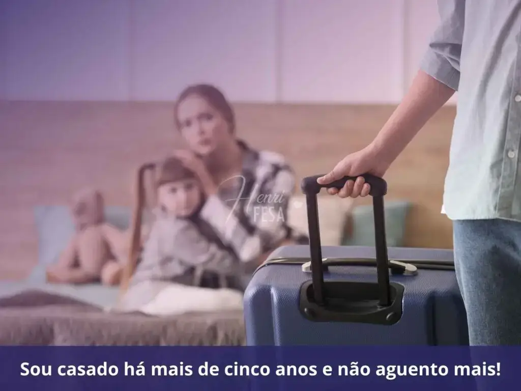 Sou casado há mais de 5 anos, mas penso em terminar, isso é normal? Homem saindo de casa com a mala enquanto mulher e filha se abraçam desoladas ao fundo da imagem!