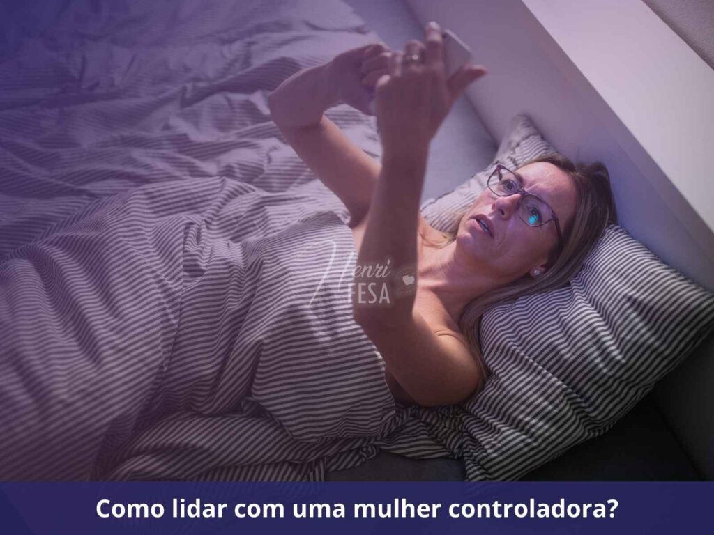 Como lidar com uma esposa autoritária? Mulher deita na cama, mexendo no celular de seu parceiro enquanto ele está ausente!