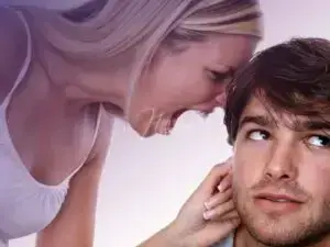 Mulher gritando no ouvido do homem, homem olhando para o lado com expressão de desgaste emocional!