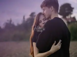 Homem abrancando mulher em meio a natureza!