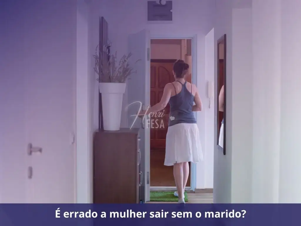Mulher saindo pela porta de casa sozinha!