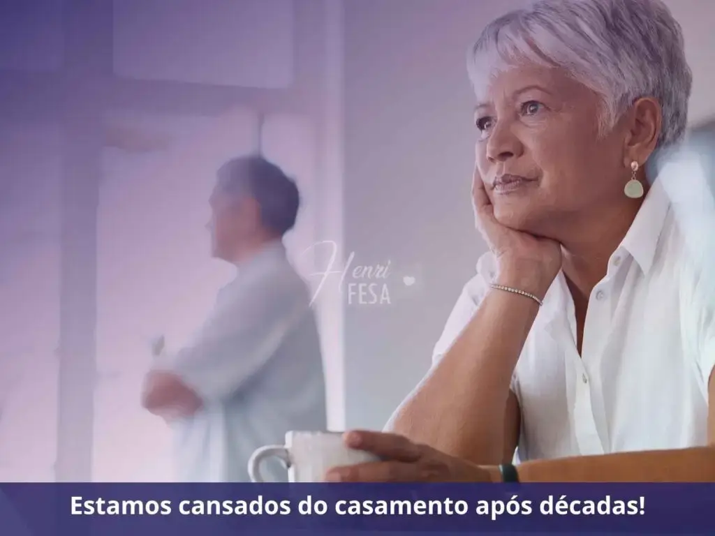 Não aguento mais meu casamento: o que isso significa? Homem idoso olhando para o nada em tom de reflexão enquanto mulher idosa está com a cabeça apoiada na mão e o cotovelo na mesa, também em tom de reflexão!