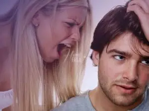 Mulher gritando com homem, homem quieto com expressão de desmotivação!