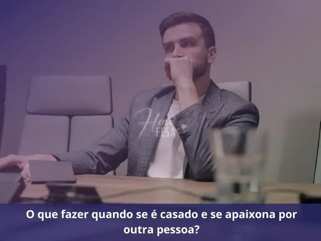 Quando um homem casado se apaixona por outra? Homem sentado à mesa do escritório com a mão sob o queixo e com a expressão de reflexão profunda!