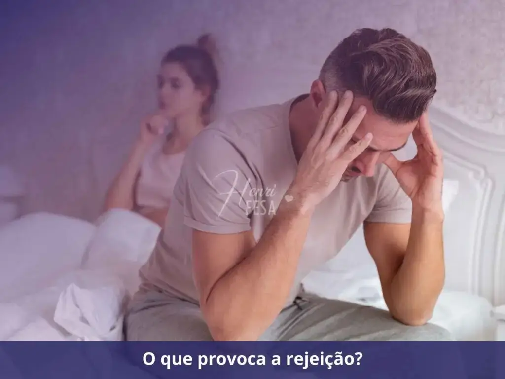 O que acontece quando um homem se sente rejeitado? Homem sentado à beira da cama com as mãos na cabeça como se estivesse refletindo, mulher sentada à cabeceira da cama com a expressão de questionamento!