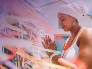 Mulher de cultura e religião afro-brasileira em oração!
