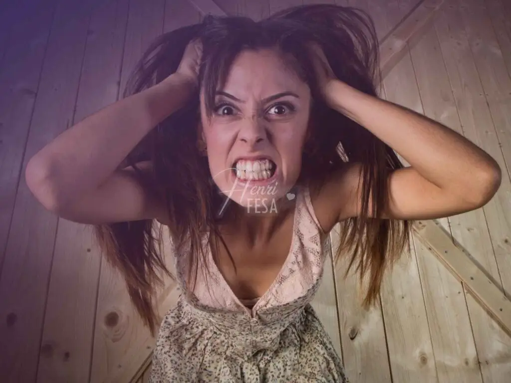 Mulher com expressão de raiva com as mãos no cabelo!