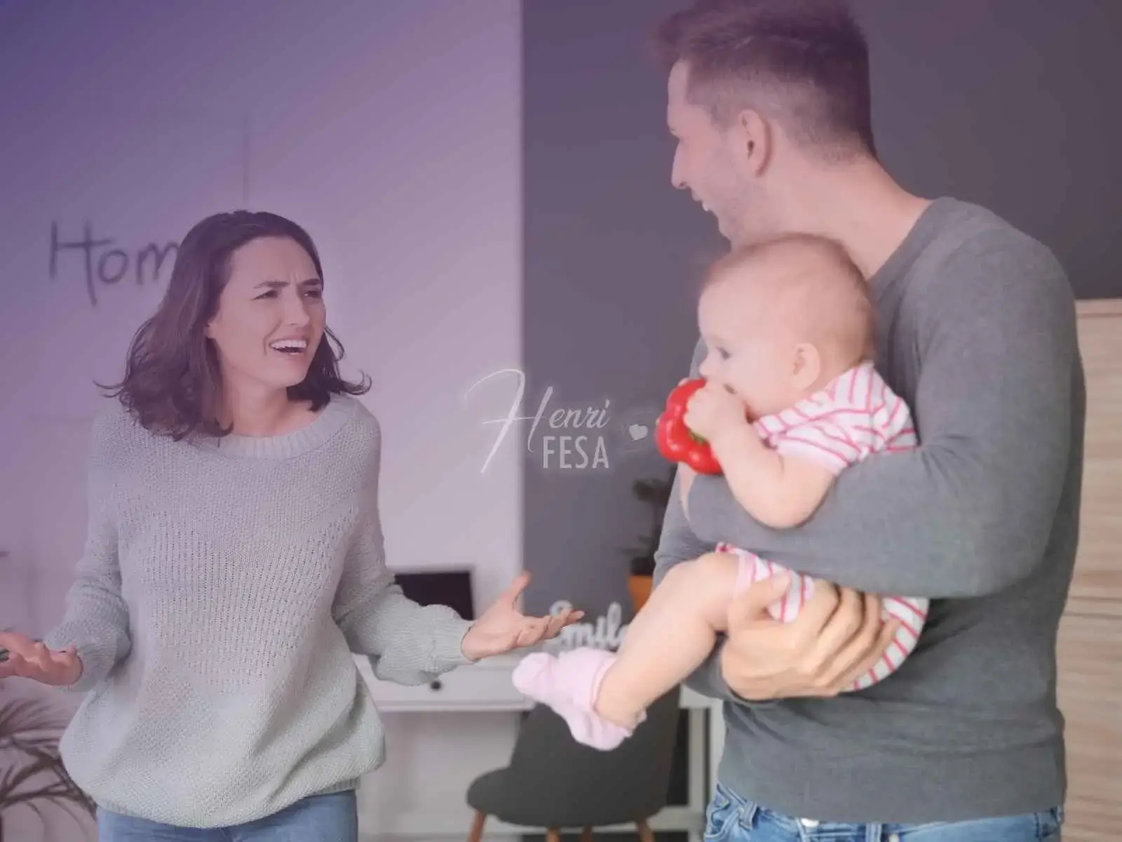 Home segurando um bebê enquanto discute com sua parceira por conta do estresse!