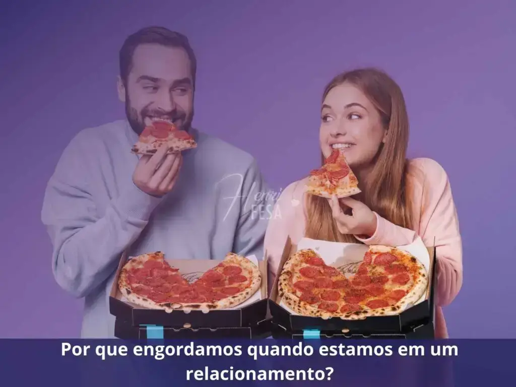 Casal, homem e mulher, comendo pizza, cada um com uma pizza inteira em uma das mãos e uma fatia na outra mão.