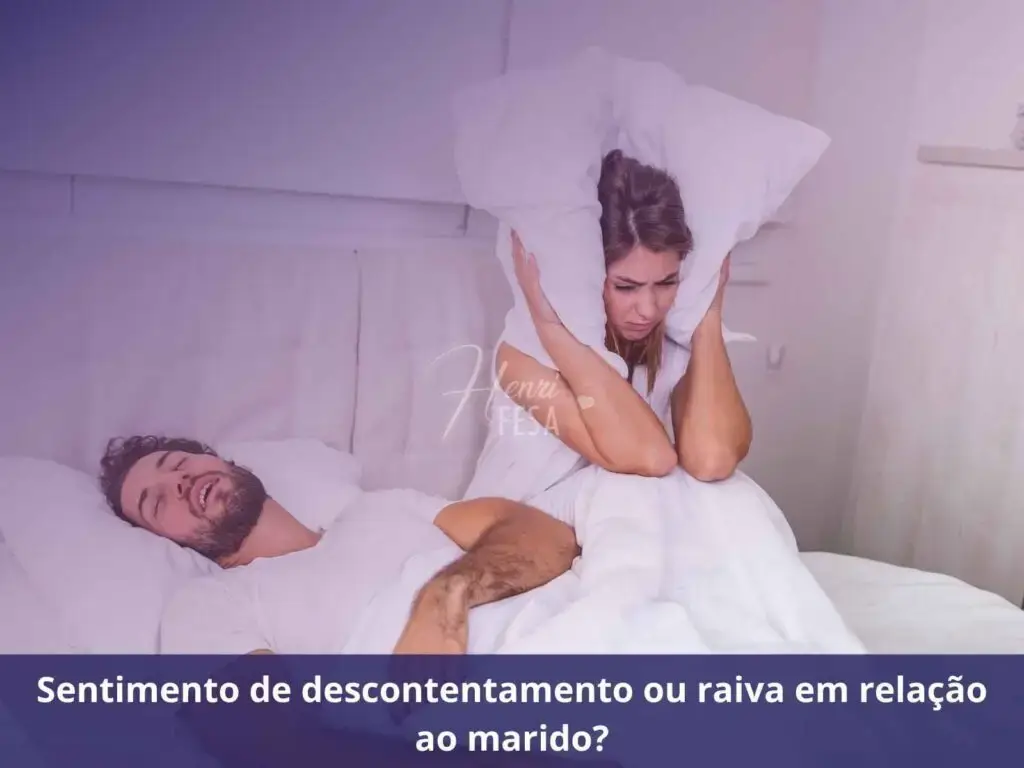 Homem dormindo na cama e mulher sentada na mesma cama com o travesseiro tapando os ouvidos, provavelmente irritada com o som do ronco do marido enquanto ele dorme!