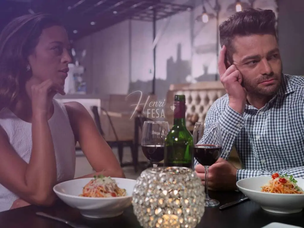 Homem sentado à mesa de restaurante ignorando a mulher sentada na mesma mesa, uma cena de desprezo!