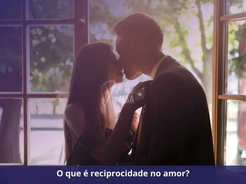 Saiba como ter cumplicidade no casamento! Casal, homem e mulher, se beijando intensamente com total reciprocidade na forma de expressar o desejo!