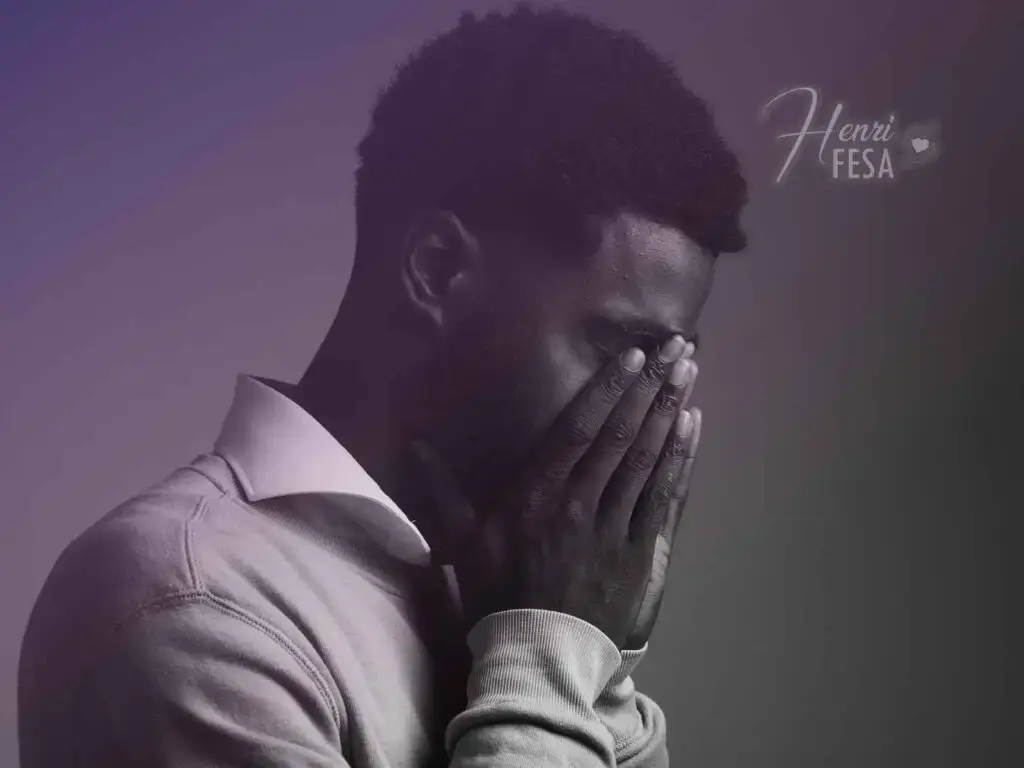 Homem com a mão do rosto em menção de tristeza por ter sido abandonado!