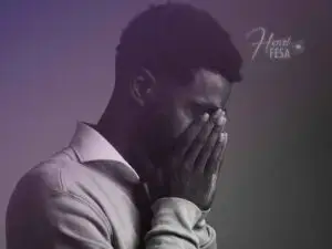 Homem com a mão do rosto em menção de tristeza por ter sido abandonado!