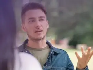 Homem conversando com mulher e justificando erros cometidos como se a culpa nunca fosse dele!