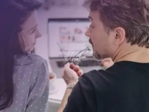 Homem e mulher se olhado intensamente, um bem próximo ao outro, enquanto trabalham no escritório!