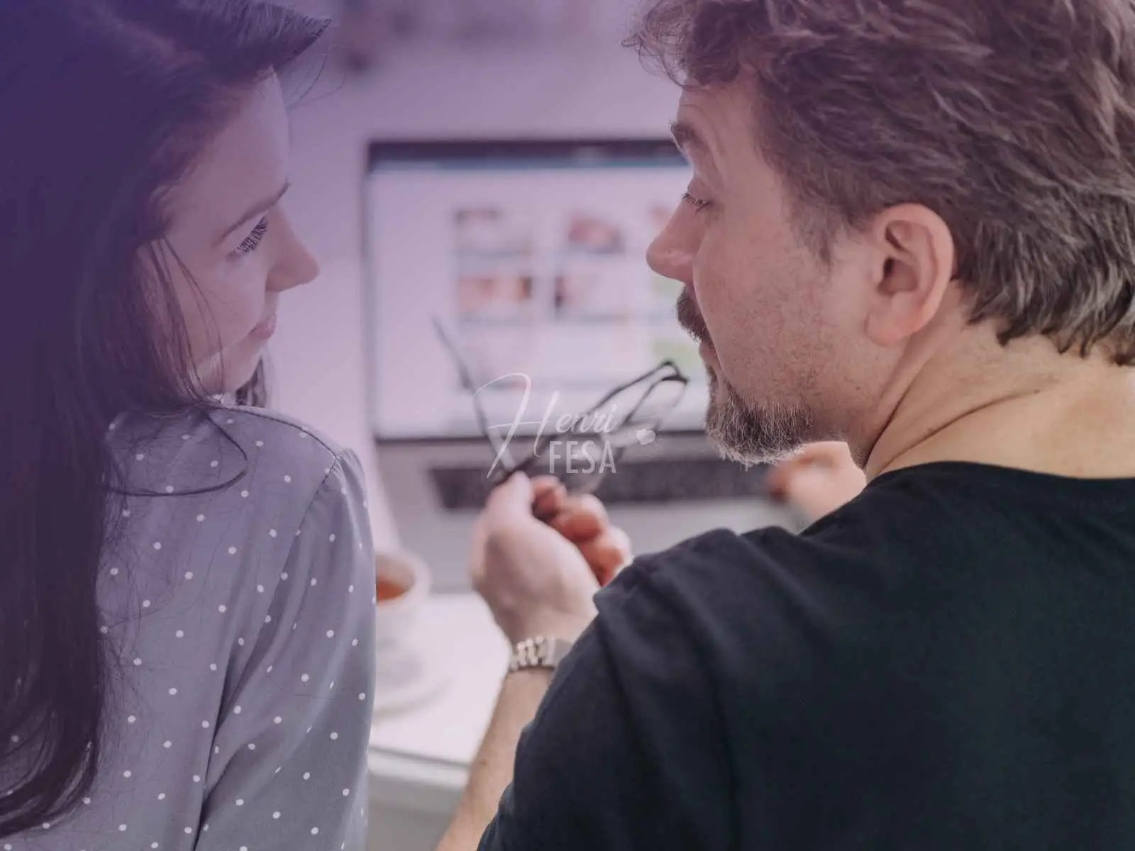 Homem e mulher se olhado intensamente, um bem próximo ao outro, enquanto trabalham no escritório!