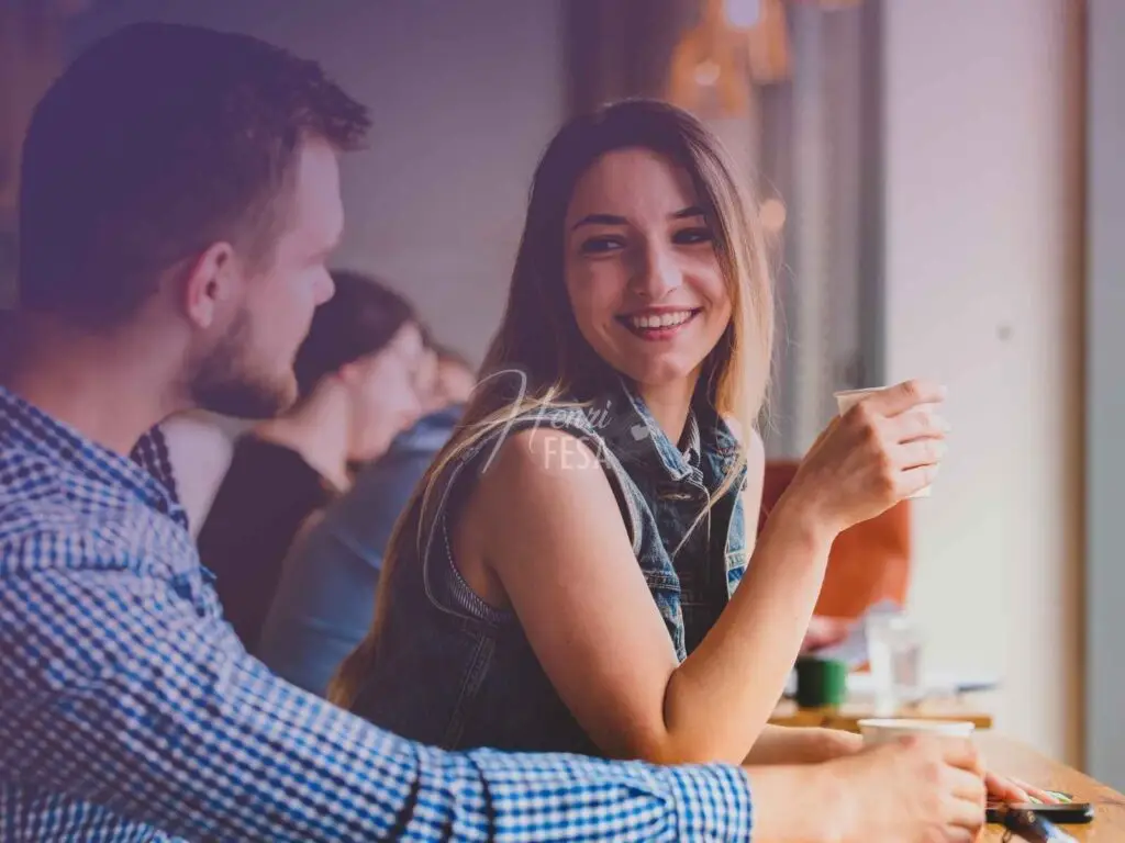 Homem e mulher conversando em uma lanchonete, totalmente cativado pelo sorriso da garota!