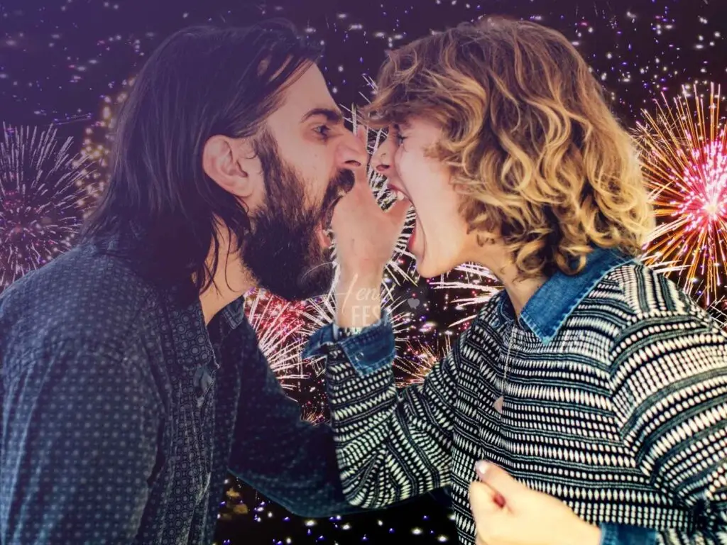 Casal homem e mulher discutindo agressivamente no momento da virada de Ano Novo!