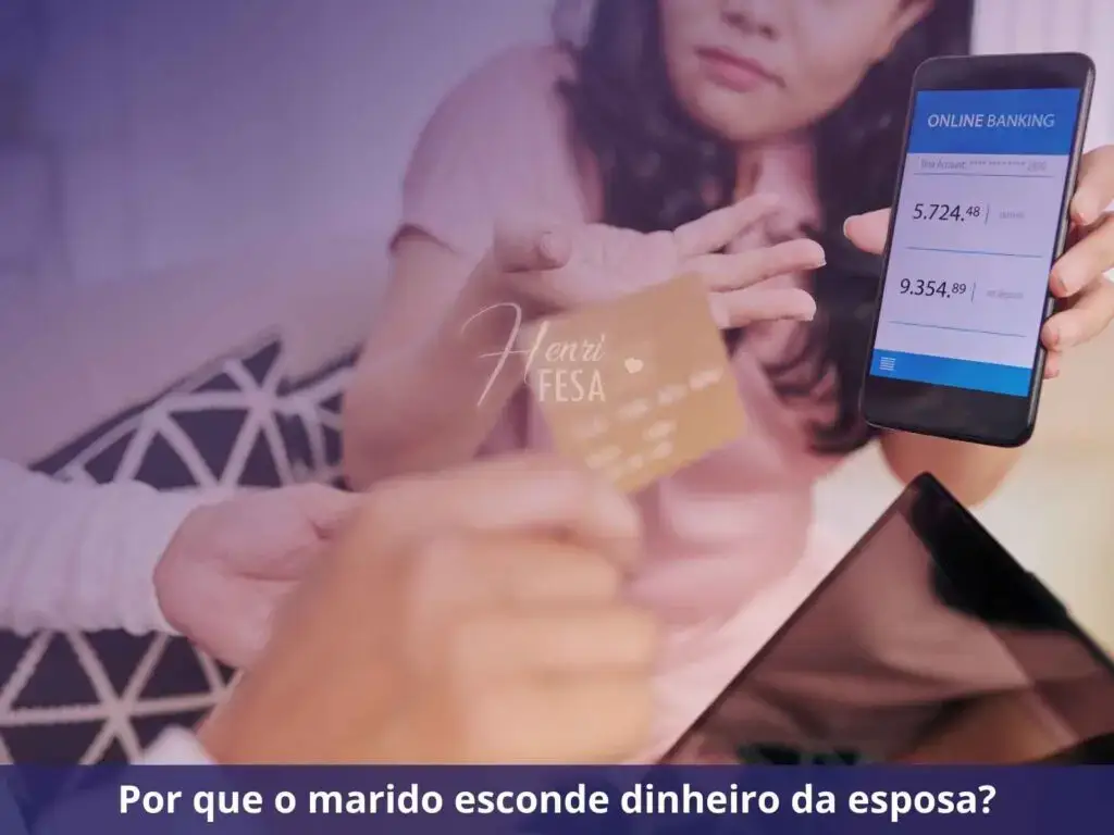 Meu marido atualmente esconde direto a carteira Mulher com raiva mostrando o smartphone para o marido com valores em dinheiro escondido em uma conta, marido gesticulando enquanto segura um cartão de crétido!