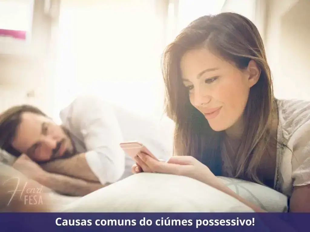 O ciúmes possessivo está destruindo seu relacionamento? Saiba o que fazer! Esposa mexendo no celular, entretida e com sorriso no rosto, marido observando calado, com expressão de preocupação motivado pelos ciúmes!