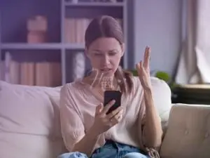 Mulher indignada lendo mensagem no celular!