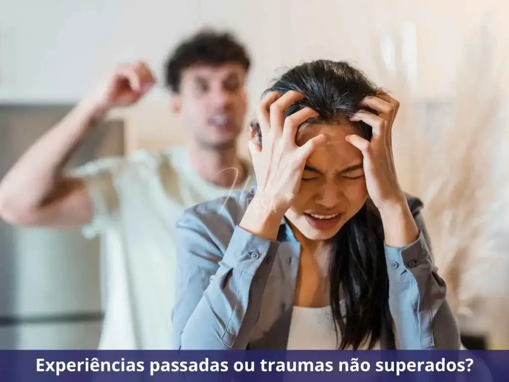 Por que sinto raiva quando meu marido me toca? Casal gritando um com ou outro, mulher de costas com aspecto de irritada!