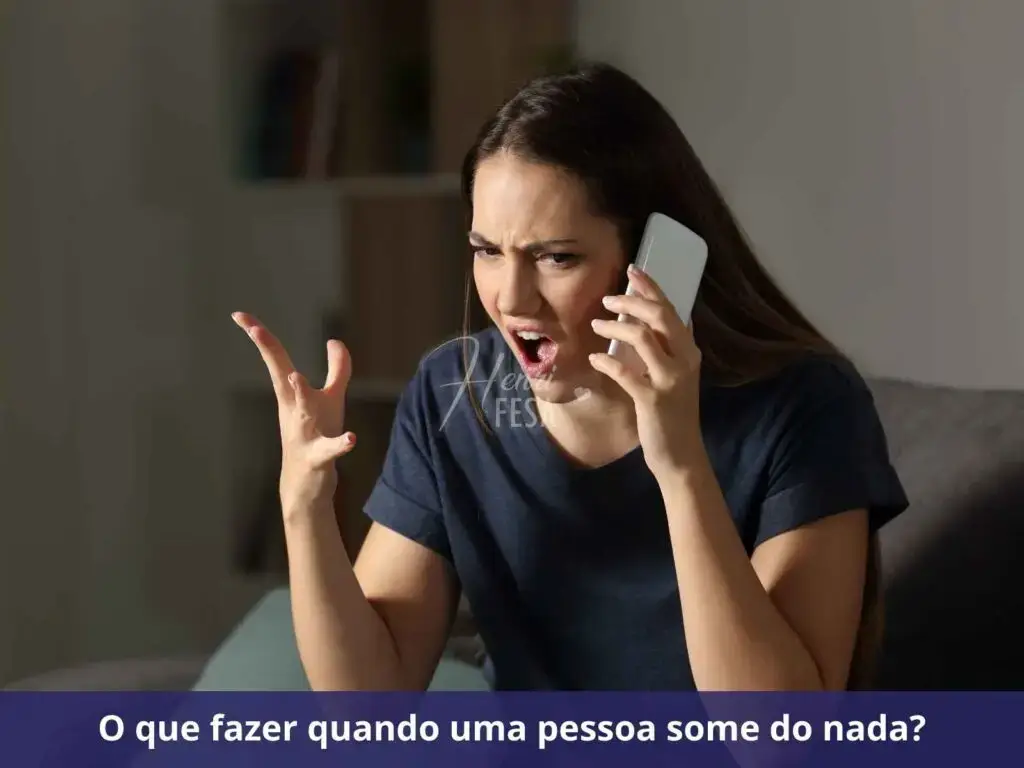 Ele sumiu e agora mandou mensagem, o que fazer? Mulher furiosa falando ao celular!