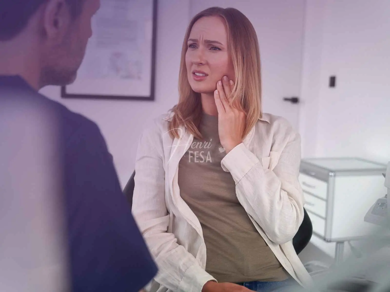 Mulher incomodada com homem que está falando sobre outra mulher!