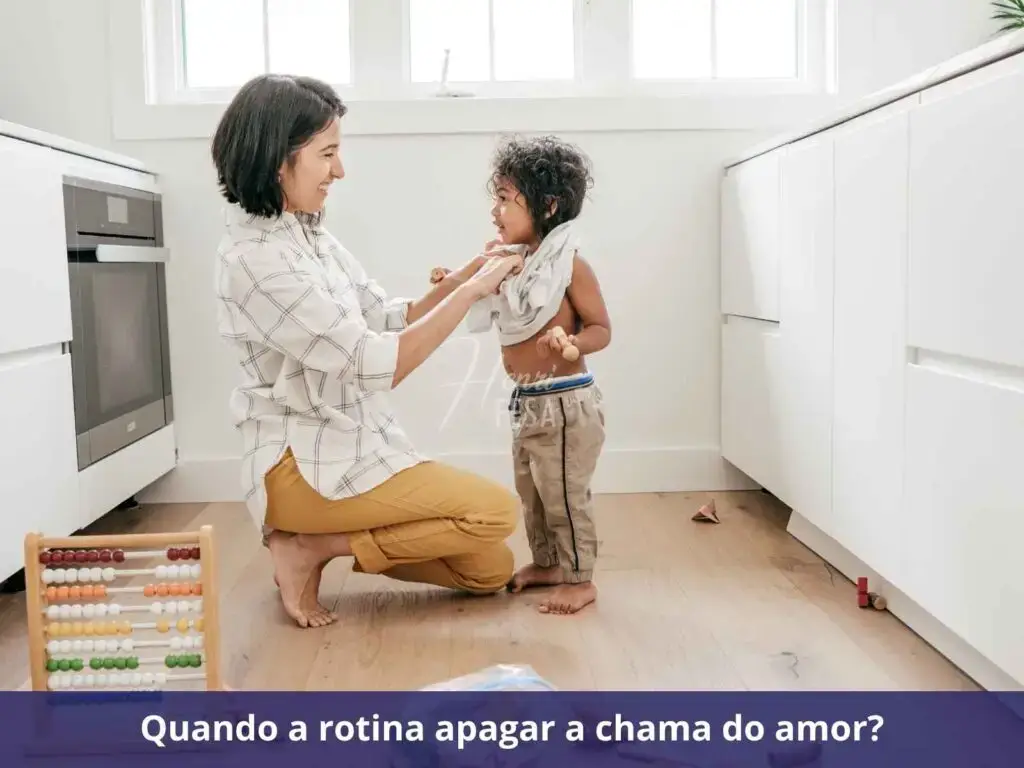 Me sinto sozinha e perdida no casamento, é comum passar por isso? Mulher cuidando da filha pequena no dia a dia!
