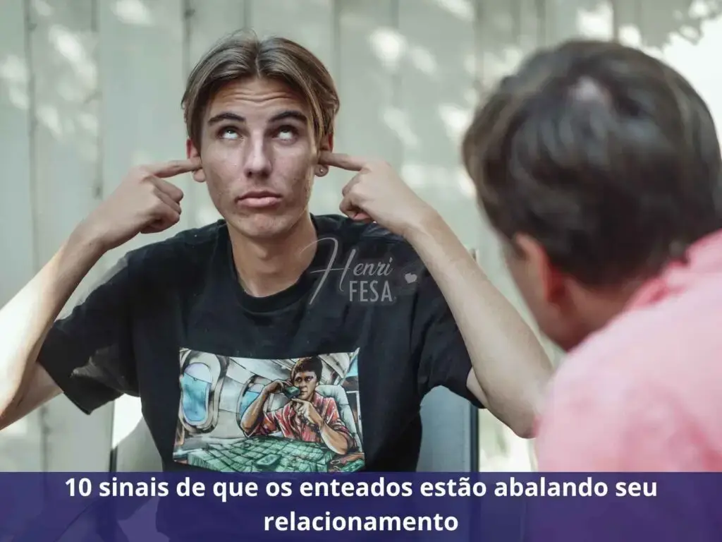 Separação por causa de enteados: como agir nesta situação? Rapaz adolescente rebelde com os dedos tapando o ouvido enquanto seu padrasto fala!