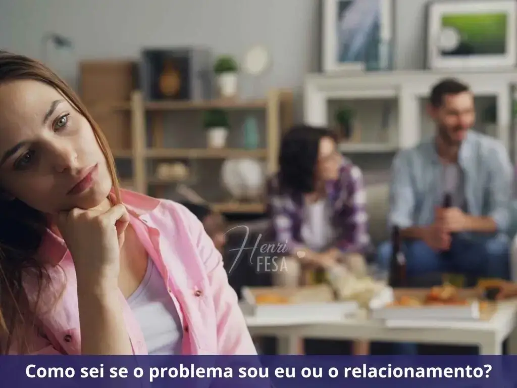 Me sinto uma estranha na minha família: como me adaptar? Mulher pensativa no canto da sala, e logo mais ao fundo a família toda conversando e rindo!